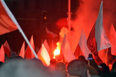 Varşova, Polonya 11 Kasım 2018, 200.000 kişi bağımsızlık yüzüncü yıldönümünde Polonya hükümeti tarafından düzenlenen yürüyüşe katılan. Milliyetçi gruplar da katıldı.