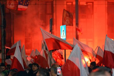 Varşova, Polonya 11 Kasım 2018, 200.000 kişi bağımsızlık yüzüncü yıldönümünde Polonya hükümeti tarafından düzenlenen yürüyüşe katılan. Milliyetçi gruplar da katıldı.