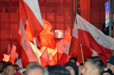 Varşova, Polonya 11 Kasım 2018, 200.000 kişi bağımsızlık yüzüncü yıldönümünde Polonya hükümeti tarafından düzenlenen yürüyüşe katılan. Milliyetçi gruplar da katıldı.