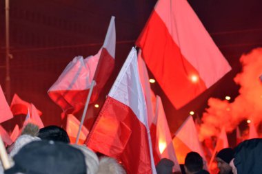 Varşova, Polonya 11 Kasım 2018, 200.000 kişi bağımsızlık yüzüncü yıldönümünde Polonya hükümeti tarafından düzenlenen yürüyüşe katılan. Milliyetçi gruplar da katıldı.
