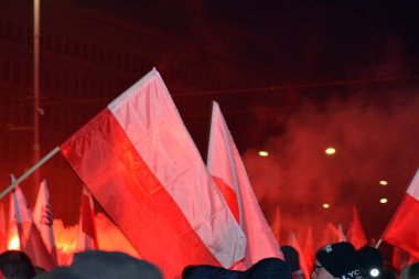 Varşova, Polonya 11 Kasım 2018, 200.000 kişi bağımsızlık yüzüncü yıldönümünde Polonya hükümeti tarafından düzenlenen yürüyüşe katılan. Milliyetçi gruplar da katıldı.