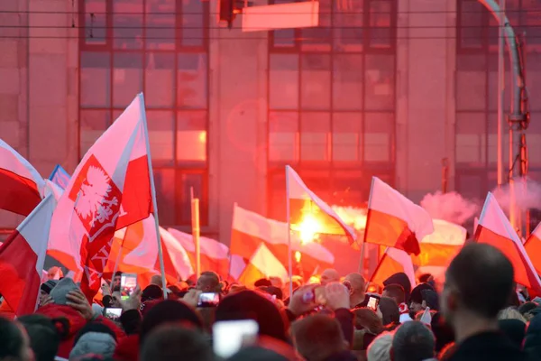 2018年11月11日 波兰华沙 20万人参加了波兰政府为独立一百周年举办的游行 民族主义团体也参加了会议 — 图库照片