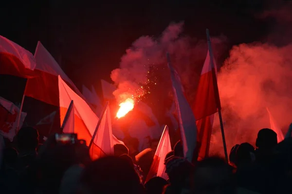 ワルシャワ ポーランド 2018 20万人の独立 100 周年にポーランド政府主催 月に参加しました 国家主義的なグループも参加 — ストック写真