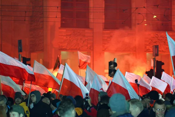 ワルシャワ ポーランド 2018 20万人の独立 100 周年にポーランド政府主催 月に参加しました 国家主義的なグループも参加 — ストック写真