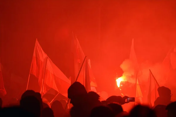 2018年11月11日 波兰华沙 20万人参加了波兰政府为独立一百周年举办的游行 民族主义团体也参加了会议 — 图库照片