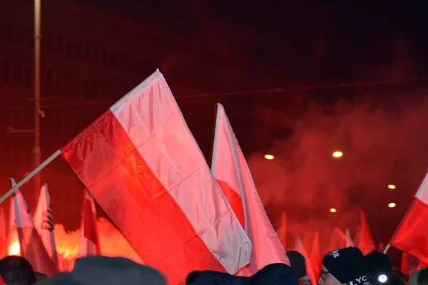 ワルシャワ ポーランド 2018 20万人の独立 100 周年にポーランド政府主催 月に参加しました 国家主義的なグループも参加 — ストック写真