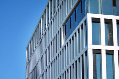 Bir cephe windows ve balkon bir yapının parçası. Pek çok daire ile modern ev.