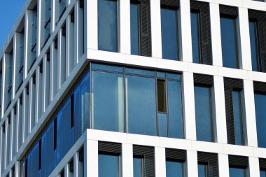 Bir cephe windows ve balkon bir yapının parçası. Pek çok daire ile modern ev.