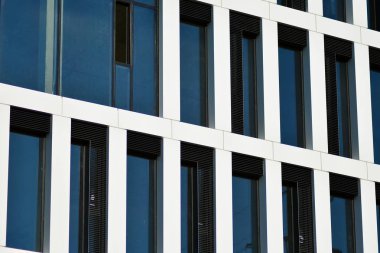 Bir cephe windows ve balkon bir yapının parçası. Pek çok daire ile modern ev.