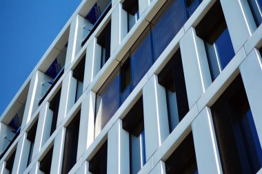 Bir cephe windows ve balkon bir yapının parçası. Pek çok daire ile modern ev.