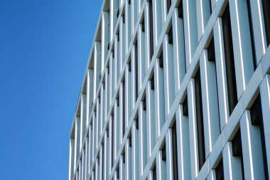 Bir cephe windows ve balkon bir yapının parçası. Pek çok daire ile modern ev.