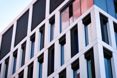 Bir cephe windows ve balkon bir yapının parçası. Pek çok daire ile modern ev.