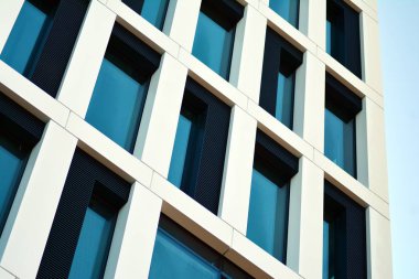 Bir cephe windows ve balkon bir yapının parçası. Pek çok daire ile modern ev.