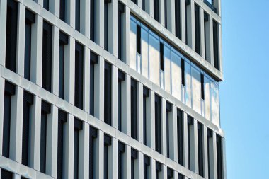 Bir cephe windows ve balkon bir yapının parçası. Pek çok daire ile modern ev.