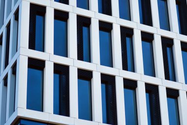 Bir cephe windows ve balkon bir yapının parçası. Pek çok daire ile modern ev.