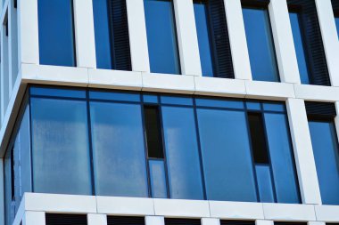 Bir cephe windows ve balkon bir yapının parçası. Pek çok daire ile modern ev.