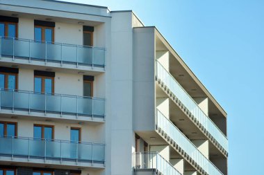 Bir cephe windows ve balkon bir yapının parçası. Pek çok daire ile modern ev.