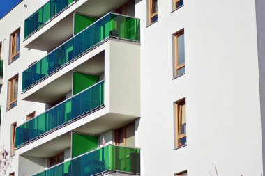 Bir cephe windows ve balkon bir yapının parçası. Pek çok daire ile modern ev.