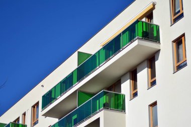 Bir cephe windows ve balkon bir yapının parçası. Pek çok daire ile modern ev.