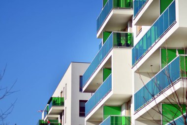 Bir cephe windows ve balkon bir yapının parçası. Pek çok daire ile modern ev.