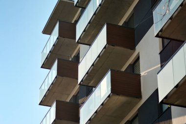 Bir cephe windows ve balkon bir yapının parçası. Pek çok daire ile modern ev.