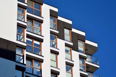Bir cephe windows ve balkon bir yapının parçası. Pek çok daire ile modern ev.