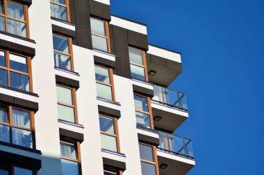 Bir cephe windows ve balkon bir yapının parçası. Pek çok daire ile modern ev.