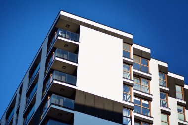 Bir cephe windows ve balkon bir yapının parçası. Pek çok daire ile modern ev.