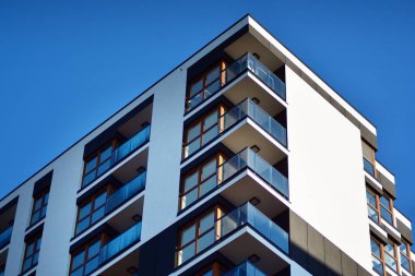 Bir cephe windows ve balkon bir yapının parçası. Pek çok daire ile modern ev.