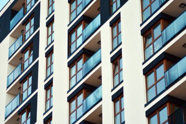 Bir cephe windows ve balkon bir yapının parçası. Pek çok daire ile modern ev.