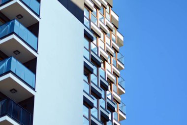 Bir cephe windows ve balkon bir yapının parçası. Pek çok daire ile modern ev.