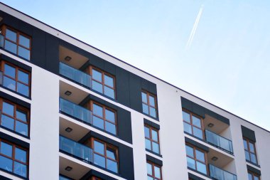 Bir cephe windows ve balkon bir yapının parçası. Pek çok daire ile modern ev.