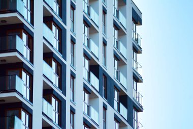 Bir cephe windows ve balkon bir yapının parçası. Pek çok daire ile modern ev.