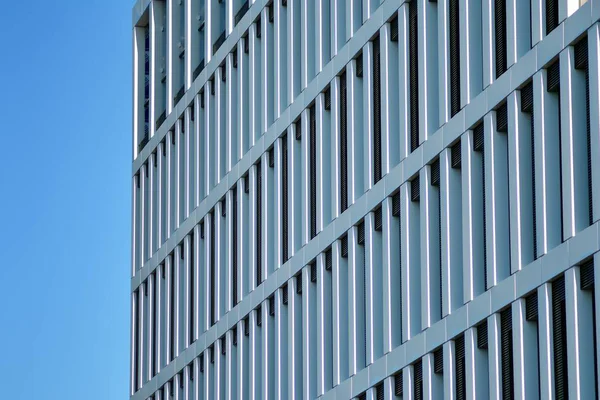 Fragment Fasad Byggnad Med Fönster Och Balkonger Moderna Hem Med — Stockfoto