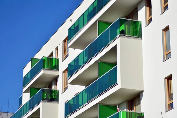 Bir cephe windows ve balkon bir yapının parçası. Pek çok daire ile modern ev.