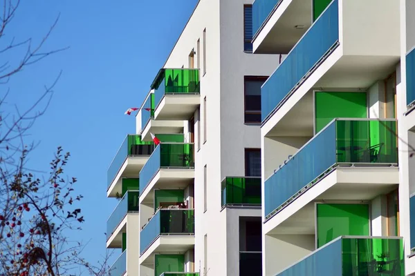 Bir cephe windows ve balkon bir yapının parçası. Pek çok daire ile modern ev.