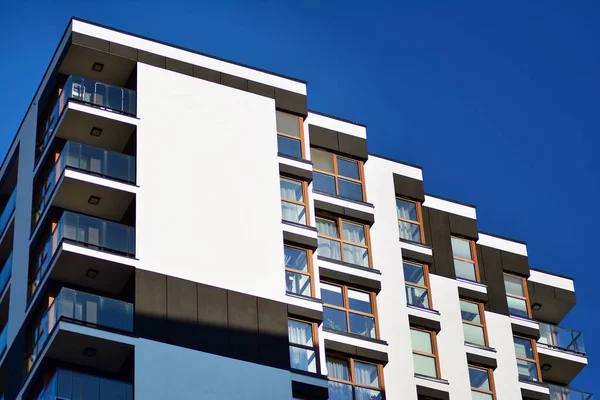 Fragmento Uma Fachada Edifício Com Janelas Varandas Casa Moderna Com — Fotografia de Stock