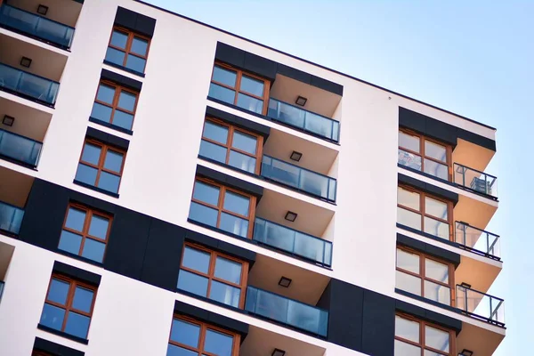 Fragment Une Façade Bâtiment Avec Fenêtres Balcons Maison Moderne Avec — Photo