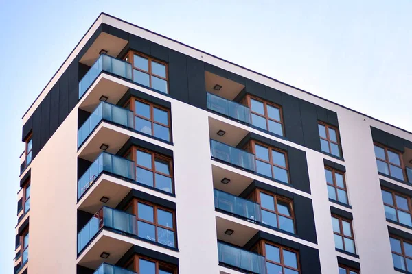 Fragmento Una Fachada Edificio Con Ventanas Balcones Casa Moderna Con —  Fotos de Stock