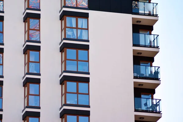 Фрагмент Фасада Здания Окнами Балконами Современный Дом Большим Количеством Квартир — стоковое фото