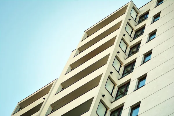 Fragmento Una Fachada Edificio Con Ventanas Balcones Casa Moderna Con —  Fotos de Stock