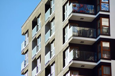 Bir cephe windows ve balkon bir yapının parçası. Pek çok daire ile modern ev.