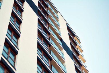 Bir cephe windows ve balkon bir yapının parçası. Pek çok daire ile modern ev.