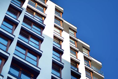 Bir cephe windows ve balkon bir yapının parçası. Pek çok daire ile modern ev.