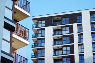 Bir cephe windows ve balkon bir yapının parçası. Pek çok daire ile modern ev.