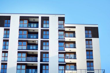 Bir cephe windows ve balkon bir yapının parçası. Pek çok daire ile modern ev.