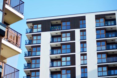 Bir cephe windows ve balkon bir yapının parçası. Pek çok daire ile modern ev.