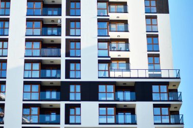 Bir cephe windows ve balkon bir yapının parçası. Pek çok daire ile modern ev.