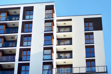 Bir cephe windows ve balkon bir yapının parçası. Pek çok daire ile modern ev.