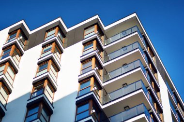 Bir cephe windows ve balkon bir yapının parçası. Pek çok daire ile modern ev.